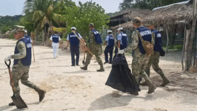 Marina y Ayuntamiento de Seybaplaya limpian 160 kg de basura en la costa de Payucan